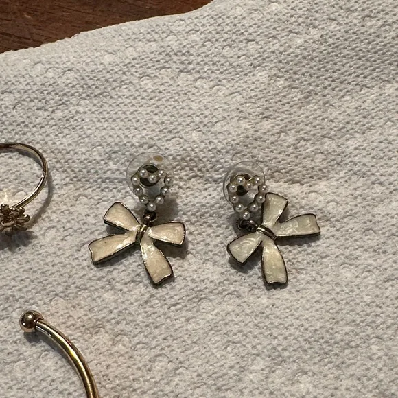 Elegant Gold Bracelet, Ring, and Earrings Set - Picture 3 of 13